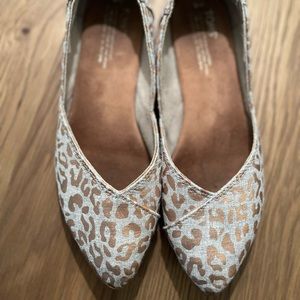 TOMS round toe- pointed flats